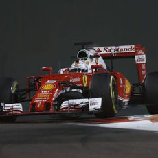 Sebastian Vettel afronta una curva en Yas Marina