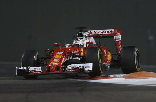 Sebastian Vettel afronta una curva en Yas Marina