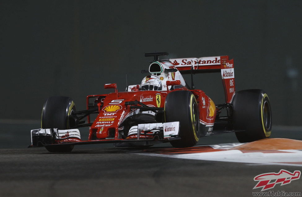 Sebastian Vettel afronta una curva en Yas Marina