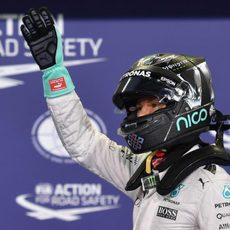Nico Rosberg saluda a los fans al acabar la clasificación