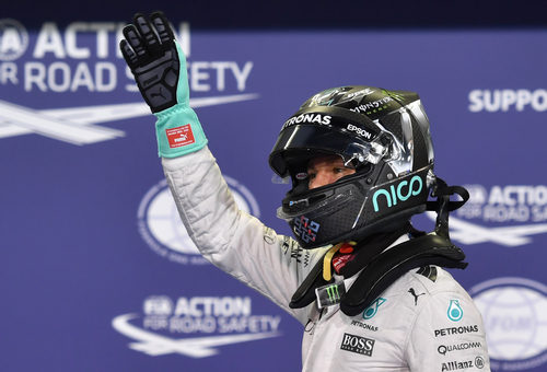 Nico Rosberg saluda a los fans al acabar la clasificación