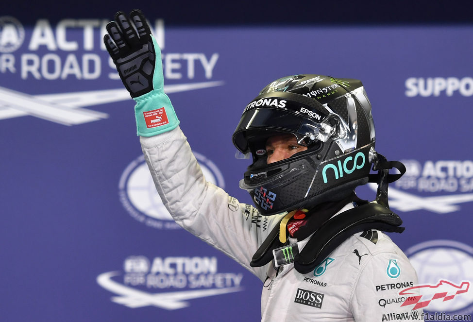 Nico Rosberg saluda a los fans al acabar la clasificación