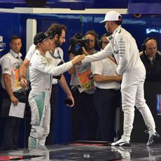 Nico Rosberg y Lewis Hamilton se dan la mano