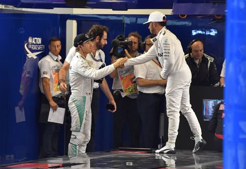 Nico Rosberg y Lewis Hamilton se dan la mano