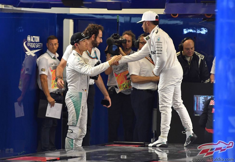 Nico Rosberg y Lewis Hamilton se dan la mano