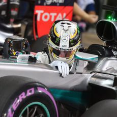 Lewis Hamilton llega a parque cerrado en Yas Marina