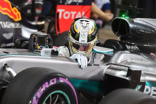 Lewis Hamilton llega a parque cerrado en Yas Marina