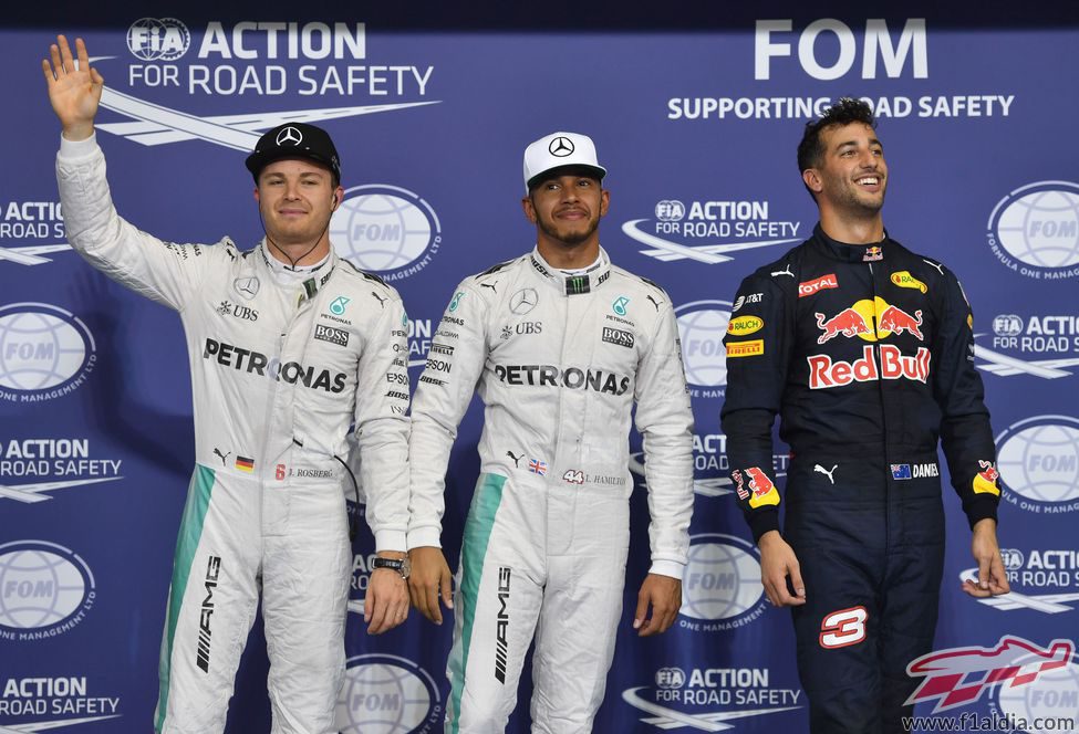 Hamilton, Rosberg y Ricciardo vuelan en Yas Marina