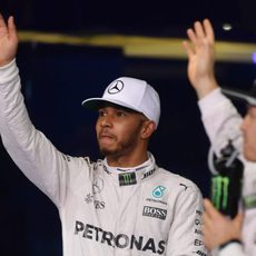 Nico Rosberg y Lewis Hamilton saludan juntos a los fans