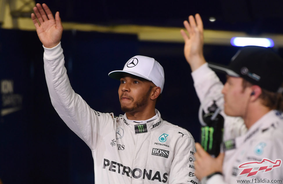 Nico Rosberg y Lewis Hamilton saludan juntos a los fans