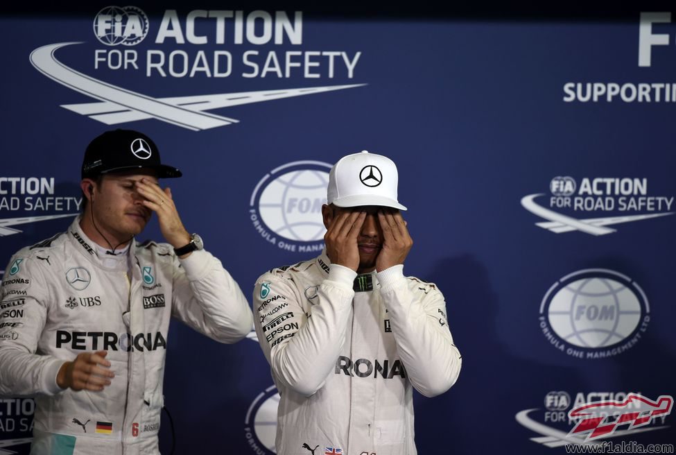 El cansancio en Hamilton y Rosberg es evidente