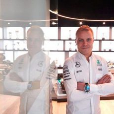 Valtteri Bottas con el W06 a sus espaldas