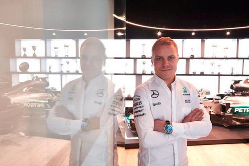 Valtteri Bottas con el W06 a sus espaldas