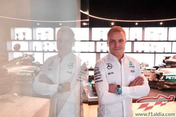 Valtteri Bottas con el W06 a sus espaldas