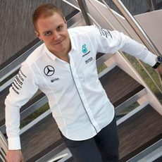 Valtteri Bottas viste la camisa del equipo Mercedes
