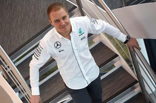 Valtteri Bottas viste la camisa del equipo Mercedes