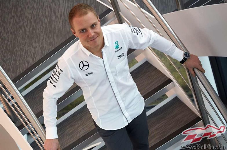 Valtteri Bottas viste la camisa del equipo Mercedes