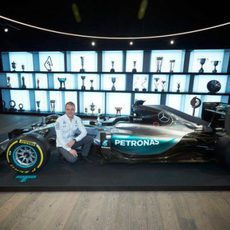 Valtteri Bottas junto al W06