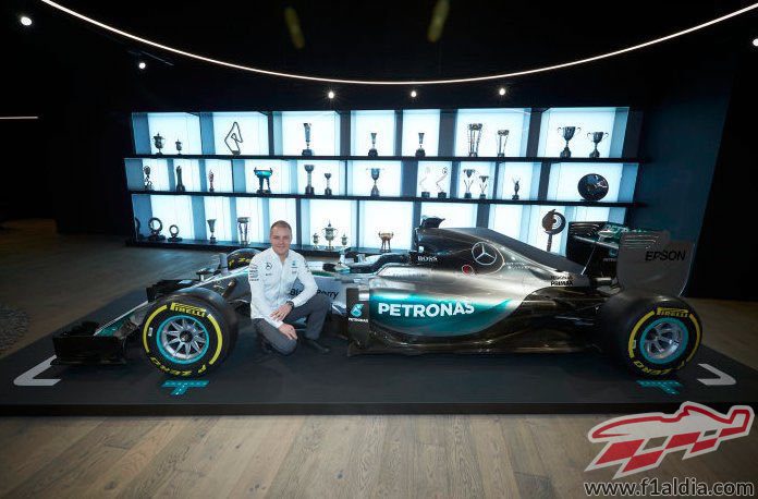 Valtteri Bottas junto al W06