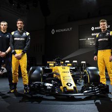 Los tres pilotos de Renault junto al RS17