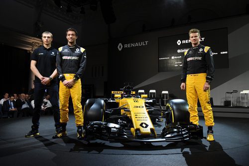 Los tres pilotos de Renault junto al RS17
