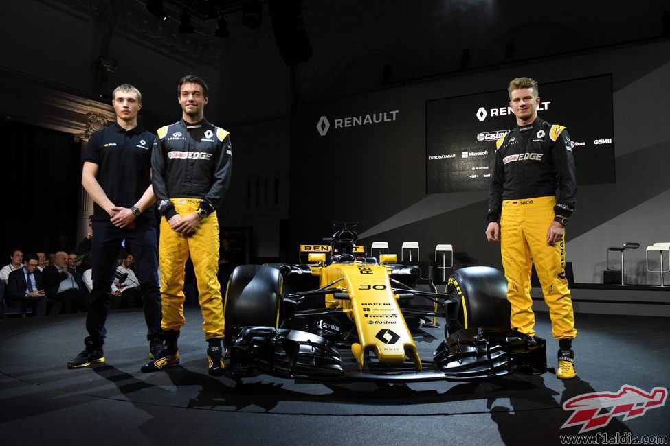 Los tres pilotos de Renault junto al RS17