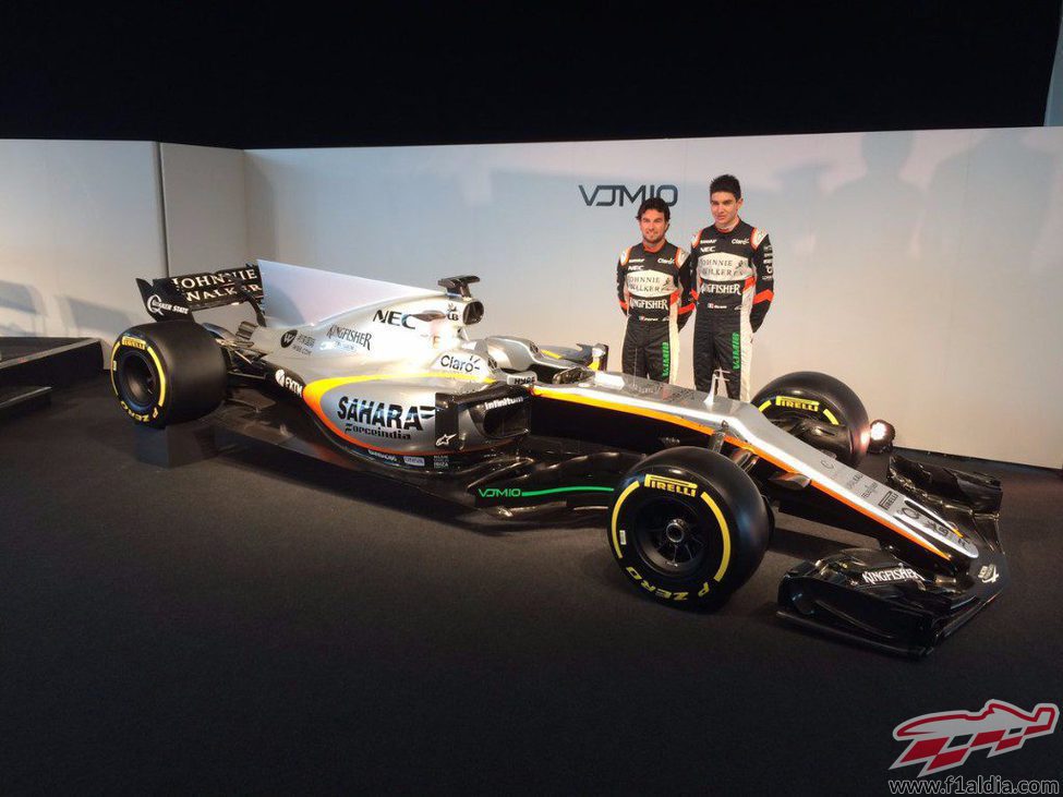 El VJM10 junto a sus dos pilotos