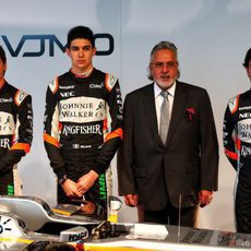 Sergio Pérez, Esteban Ocon, Alfonso Celís y Vijay Mallya