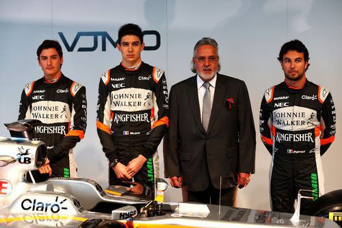 Sergio Pérez, Esteban Ocon, Alfonso Celís y Vijay Mallya