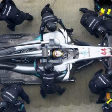 El Mercedes W08 junto a sus mecánicos