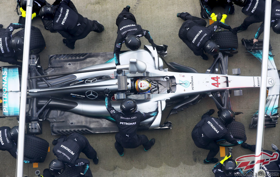 El Mercedes W08 junto a sus mecánicos