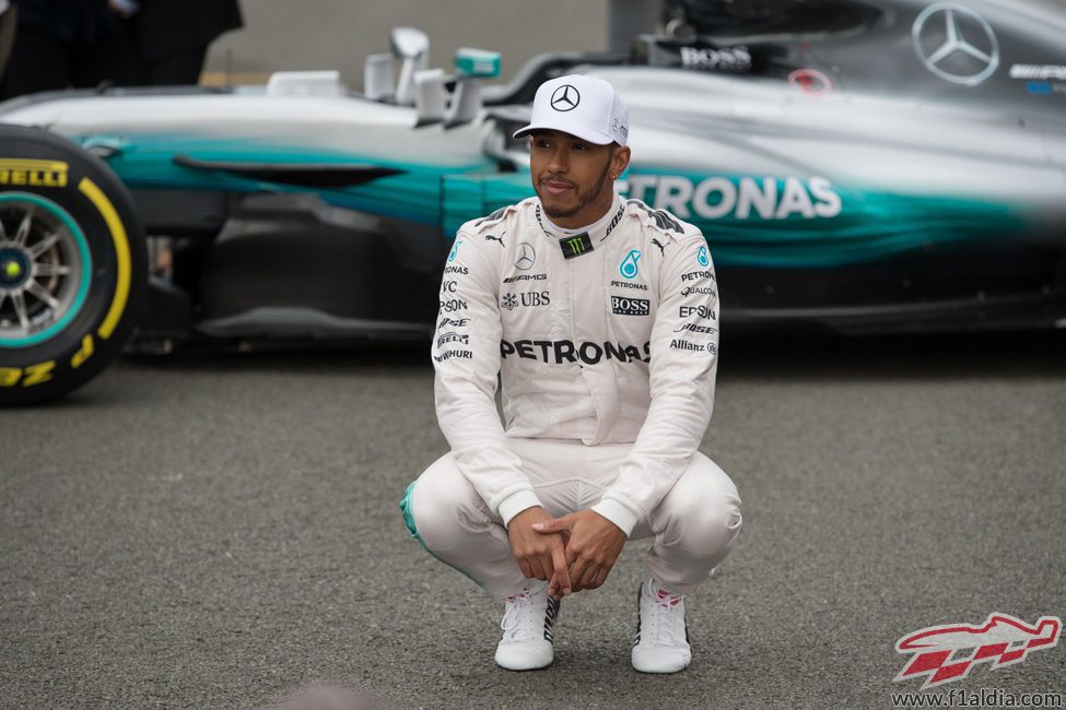 Lewis Hamilton delantel del W08