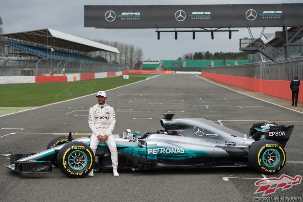 Lewis Hamilton y el W08