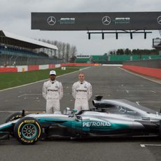 Lewis Hamilton y Valtteri Bottas junto al W08