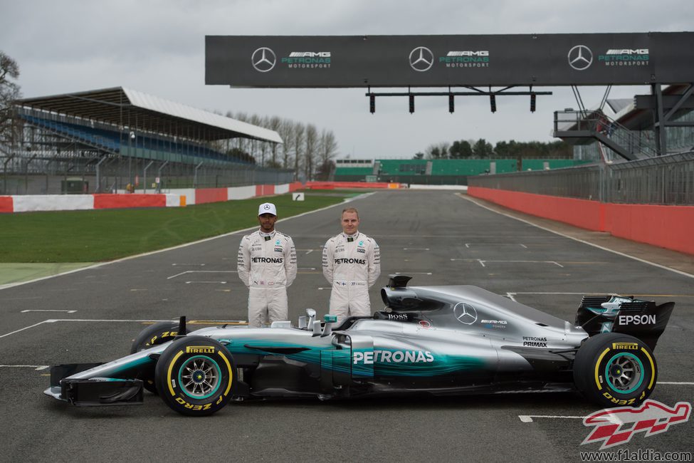 Lewis Hamilton y Valtteri Bottas junto al W08