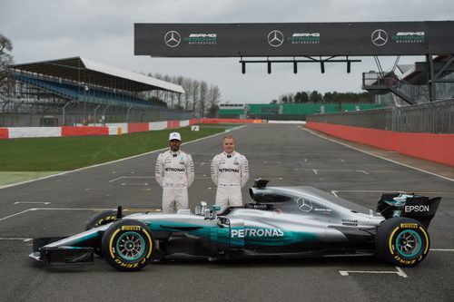 Lewis Hamilton y Valtteri Bottas junto al W08