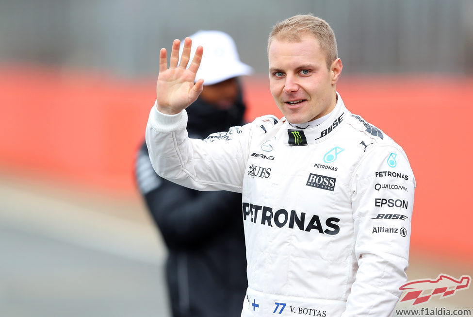 Valtteri Bottas saluda a los cámaras