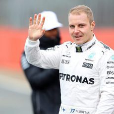 Valtteri Bottas saluda a los cámaras