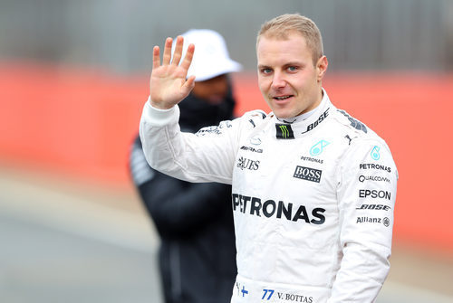 Valtteri Bottas saluda a los cámaras