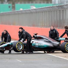 Los mecánicos preparando el W08