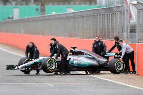 Los mecánicos preparando el W08