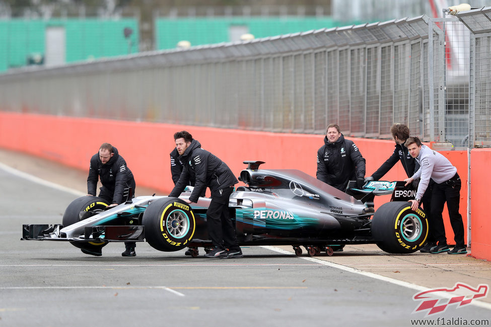 Los mecánicos preparando el W08