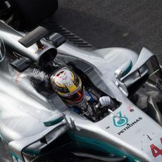 Lewis Hamilton pilota el W08
