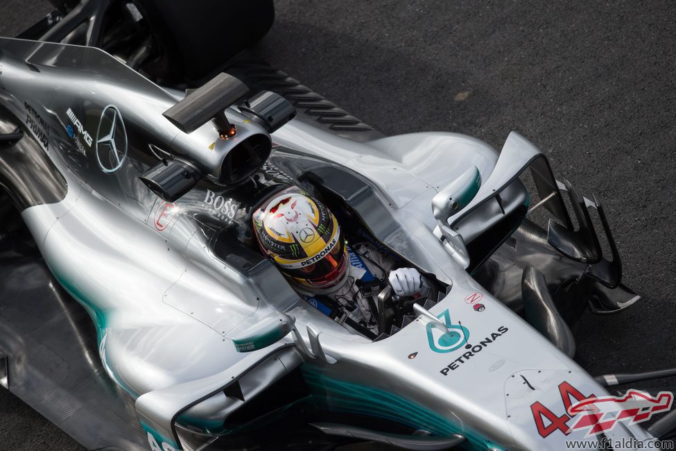 Lewis Hamilton pilota el W08