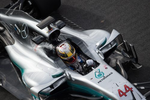 Lewis Hamilton pilota el W08