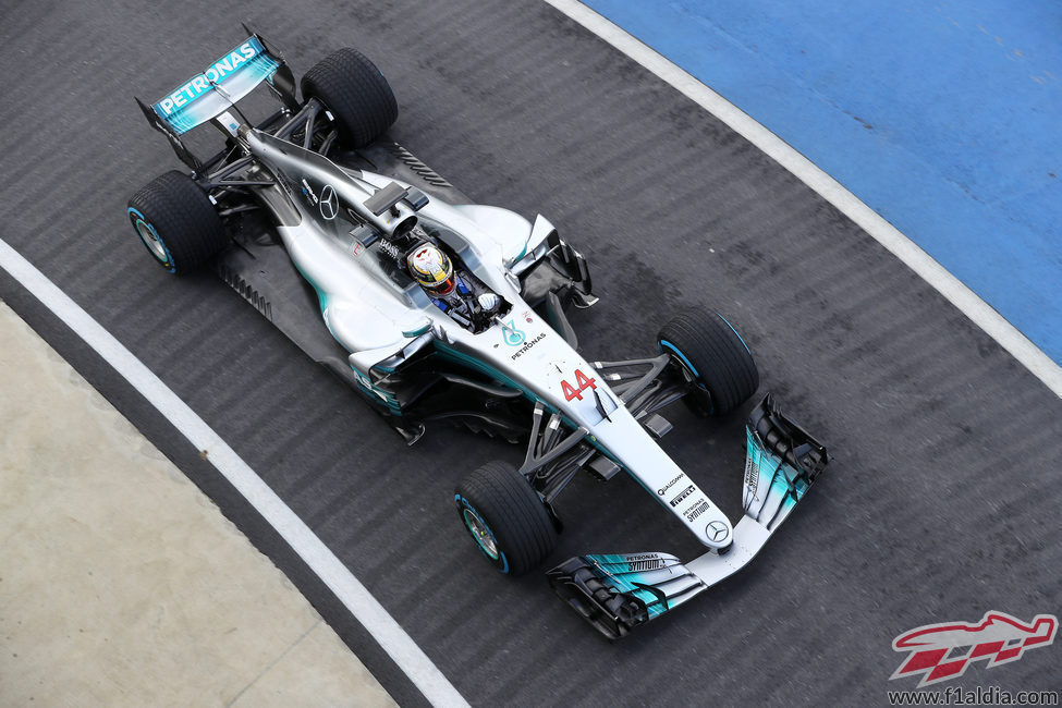 Lewis Hamilton a los mandos del nuevo W08