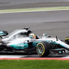 Más fotos de Hamilton conduciendo el W08