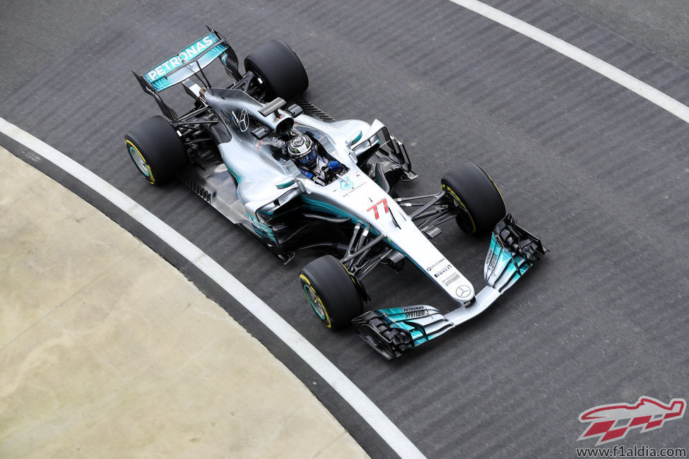 Valtteri Bottas conduciendo el W08