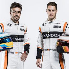 Fernando Alonso y Stoffel Vandoorne con sus monos de 2017