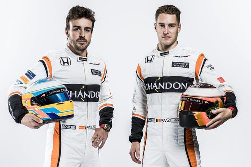 Fernando Alonso y Stoffel Vandoorne con sus monos de 2017